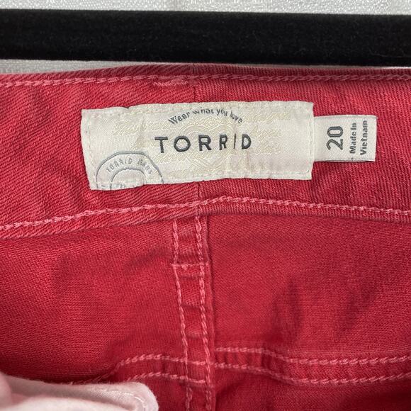 Torrid Red Wash Distressed Denim Shorts Sz.20W - Picture 4 of 9